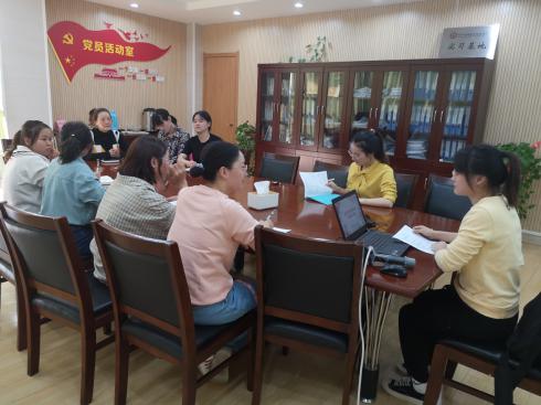 语言组教研活动——模拟课堂新闻稿(1)_html_m70730913.jpg