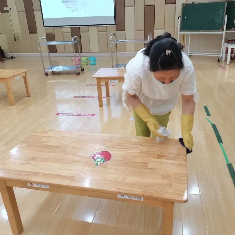 20220609  【安全第一】下庙园区：“扎实消毒技能，共促保教成长”——保育老师桌面消毒比赛活动_html_m6ad88c3d.jpg