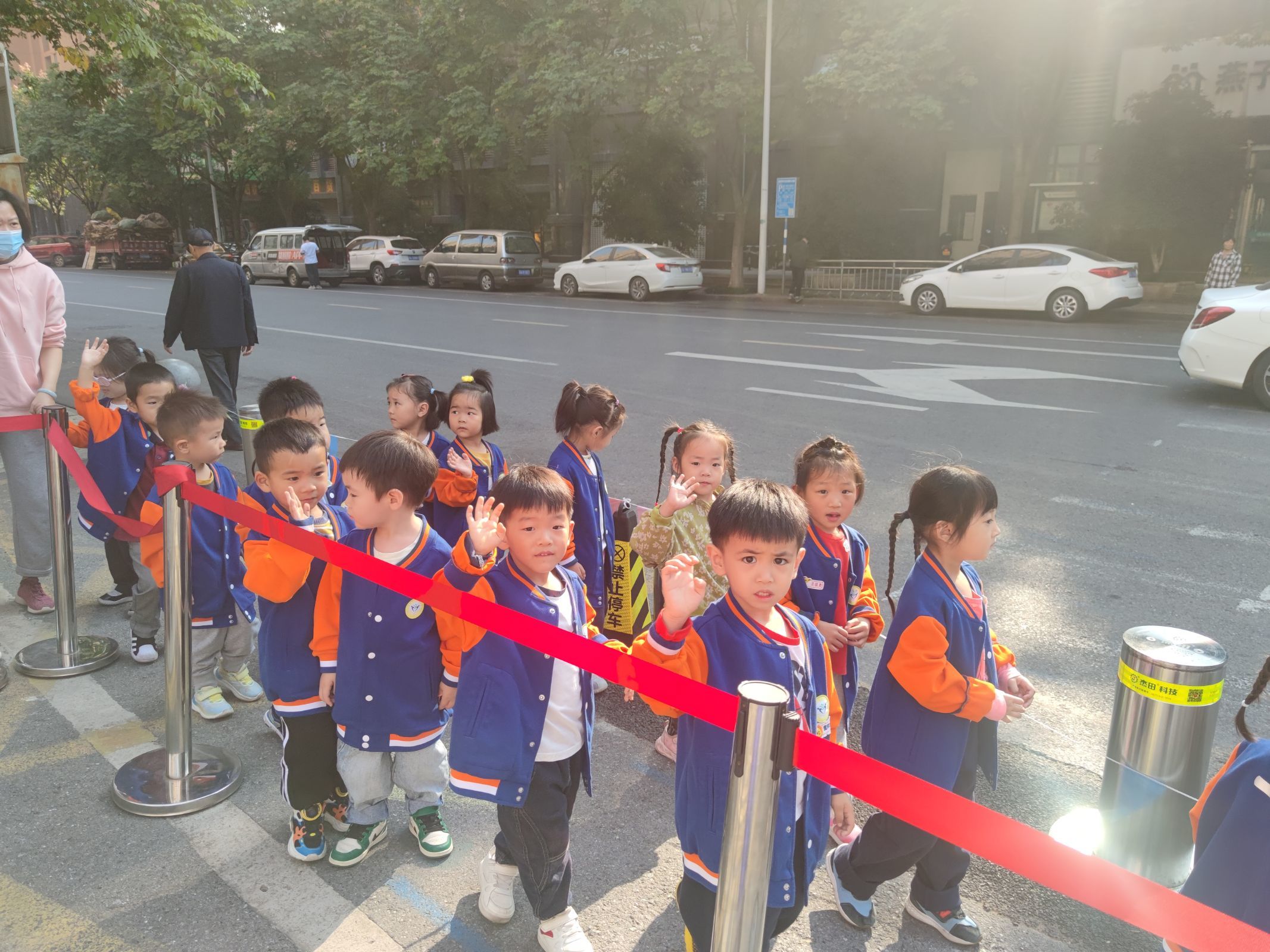 【生活燕幼·年级组动态】下庙分园：“走进公园，收集秋意”——小班组社区活动(1)_html_50827ad2.jpg