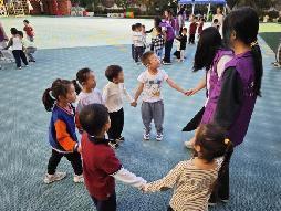 20231101大学生志愿者走进燕子矶幼儿园_html_m56aaa6cf.jpg