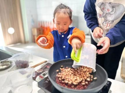 20231108  【生活燕幼·园区动态】“秋韵正浓时，悄然迎立冬”——舌尖上的节气之立冬_html_530481f.jpg
