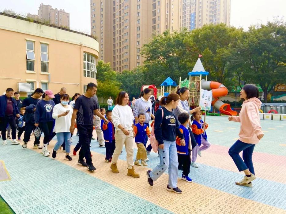 【生活燕幼·年级组动态】下庙分园：“大手牵小手，一起来运动”——中班半日开放暨亲子运动会活动_html_m1e97902c.jpg
