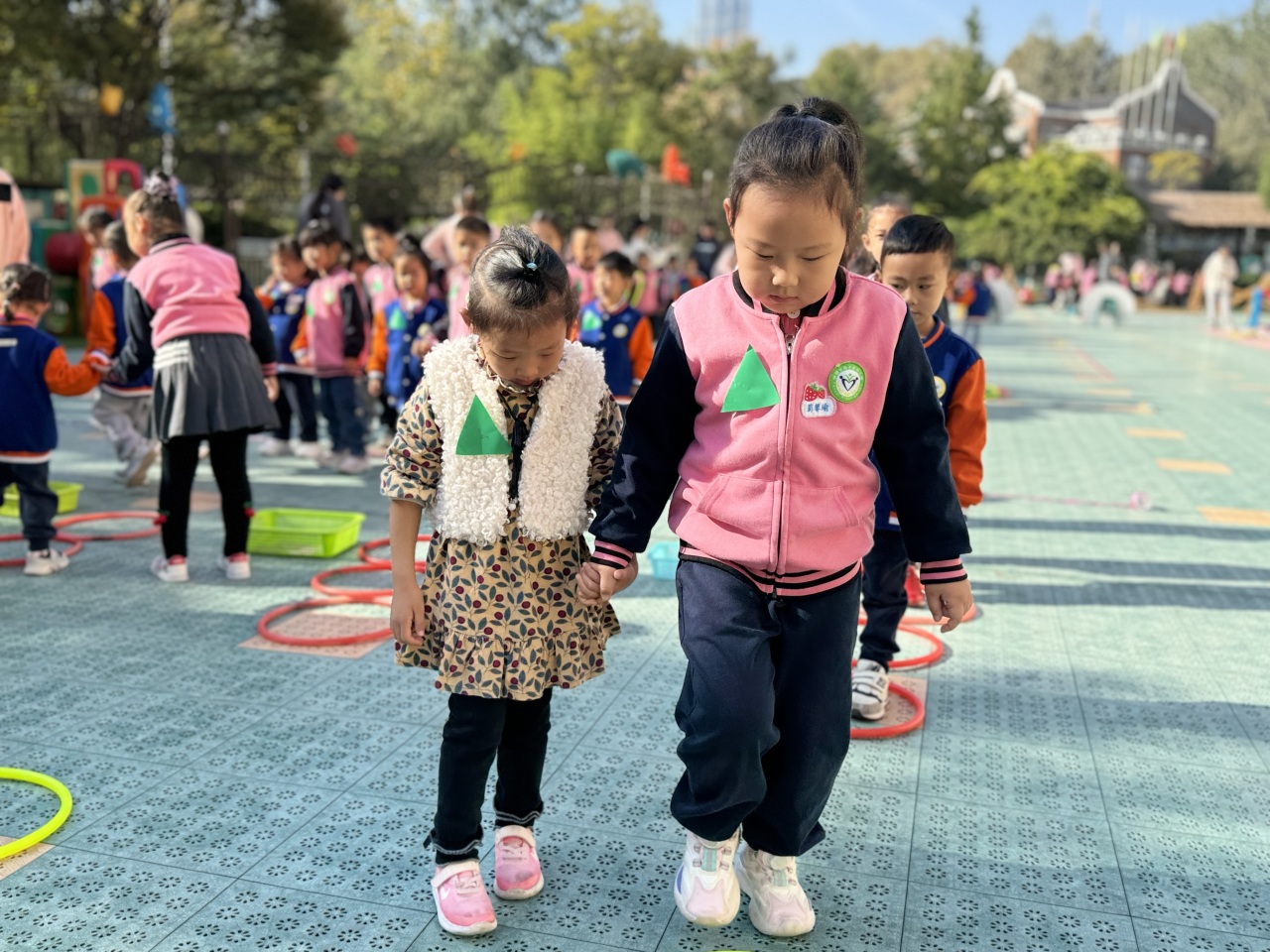 【生活燕幼·园区动态】下庙分园：“大手拉小手，运动迎园庆”——大带小运动会_html_7d8a1a0b.jpg