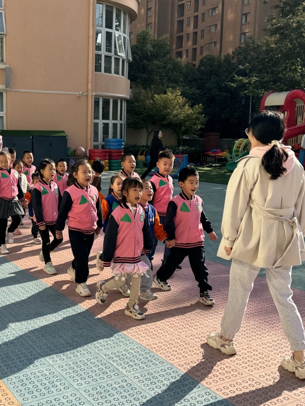 【生活燕幼·园区动态】下庙分园：“大手拉小手，运动迎园庆”——大带小运动会_html_m4831bd9d.jpg