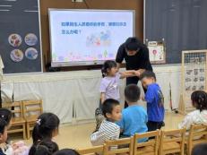 20250623【生活燕幼·园区动态】新城分园：家校携手育幼苗，多元活动促成长——家长资源团活动纪实_html_m3c0b0c02.jpg