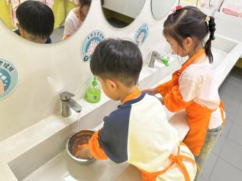 20250509【生活燕幼·园区动态】燕鸣苑分园：“‘劳’有所为 马上行‘动’”——劳动节活动_html_m6eb0fd46.jpg