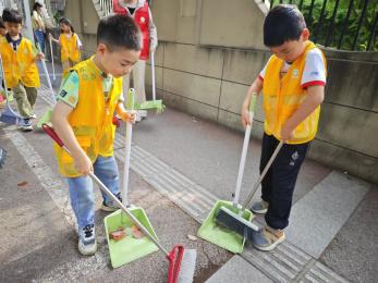 20250528【生活燕幼】“以爱驱碍，让爱启航”——燕子矶幼儿园助残月活动_html_6ef082fc.jpg