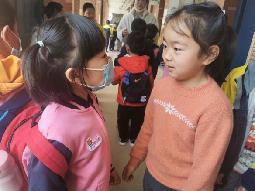 【生活燕幼·年级组动态】燕幼中心园“小学初体验，衔接零距离”——大班社区活动参观小学_html_m3b098280.jpg