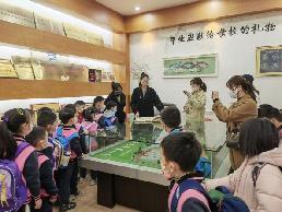 【生活燕幼·年级组动态】燕幼中心园“小学初体验，衔接零距离”——大班社区活动参观小学_html_6f85ec3d.jpg