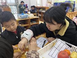2023.3.24【生活燕幼·教研组动态】燕幼中心园：探索大奥秘 畅玩科学区---科学教研组区域游戏开放_html_2da218ab.jpg