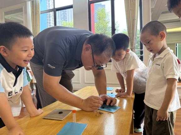 2025.9.17【生活燕幼&middot;园区动态】“昆虫密语”开讲！科学副园长带萌娃探秘微观大世界_html_3fd4c8d3.jpg