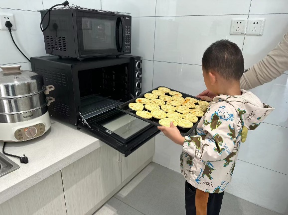 20241023  【生活燕幼&middot;园区动态】“霜降至，柿子红”——舌尖上的节气之霜降_html_mf4e040f.jpg