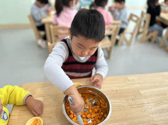 20241023  【生活燕幼&middot;园区动态】“霜降至，柿子红”——舌尖上的节气之霜降_html_m2d70862b.jpg