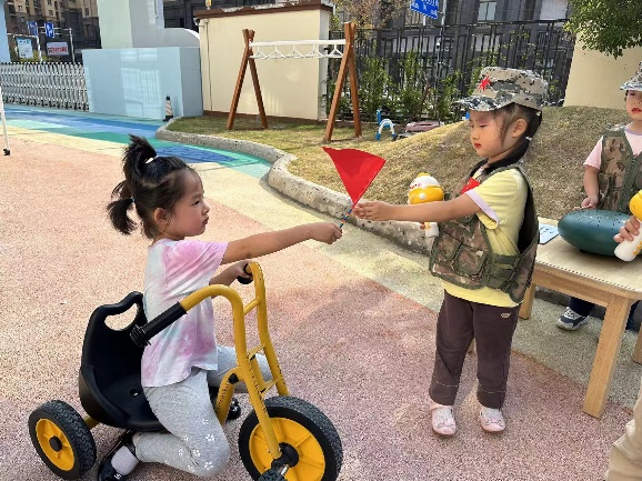 20241002  【生活燕幼&middot;园区动态】“稚趣迎国庆，童心向祖国”——国庆节系列活动_html_m75faf167.jpg