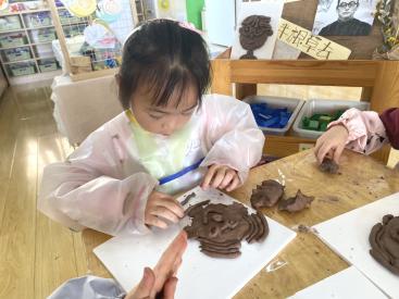 【生活燕幼·园区动态】下庙分园：“我是小陶子，走近陶爷爷”——纪念陶行知诞辰133周年系列活动_html_cc7cdc.jpg