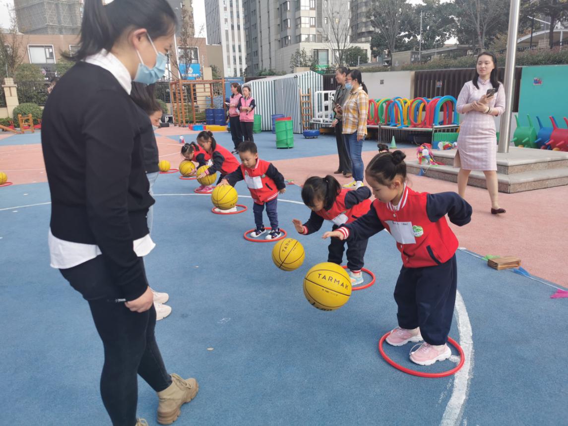 20201118【年级组动态】新城园区中班年级组运动会_html_2556edaa.jpg