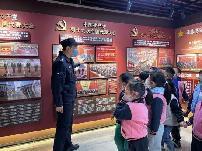 2023.3.14【生活燕幼·年级组动态】燕幼中心园：“走进派出所、警幼零距离”---中班年级组社区活动_html_601f5b9f.jpg