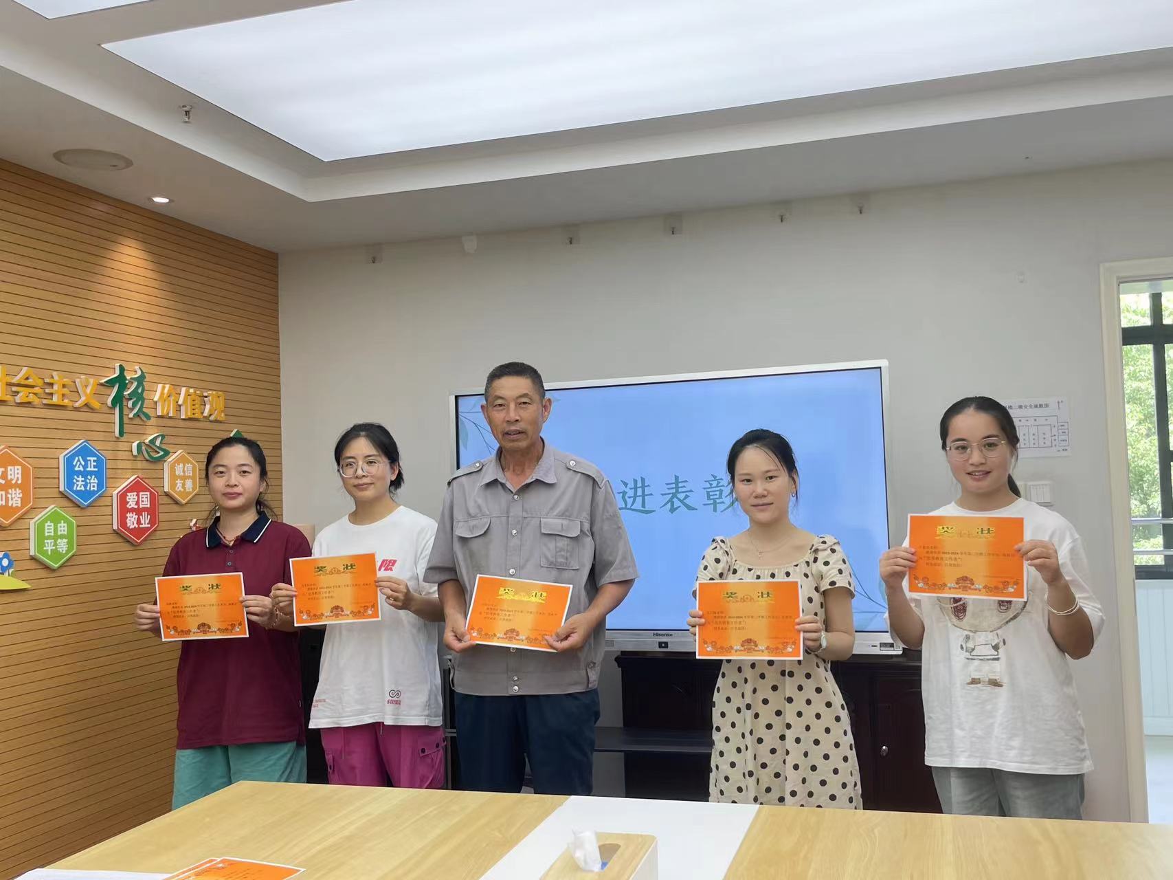 20240910【生活燕幼&middot;园区动态】新城分园：“师者如光，一路芳华”——庆祝教师节主题活动(1)_html_m1b4b8aa3.jpg