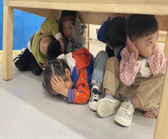 20230512【生活燕幼·安全第一】燕鸣苑分园：防震减灾 安全“童”行—--地震避震演练活动_html_m2f1715fb.jpg