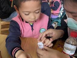【生活燕幼·年级组动态】燕幼中心园“寄情香囊，感恩母亲”——大班年级组社区活动_html_m72fa87d4.jpg