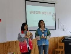 【生活燕幼·年级组动态】燕幼中心园“寄情香囊，感恩母亲”——大班年级组社区活动_html_54eebf53.jpg