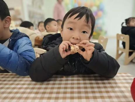 20241206【生活燕幼·园区动态】燕鸣苑分园萌娃迎大雪，巧手制“雪花”_html_40e2401d.jpg