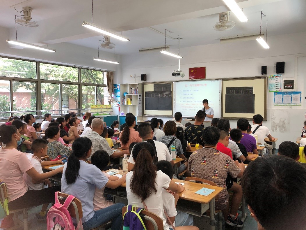 家长会新闻稿_html_m3fb9af35.jpg