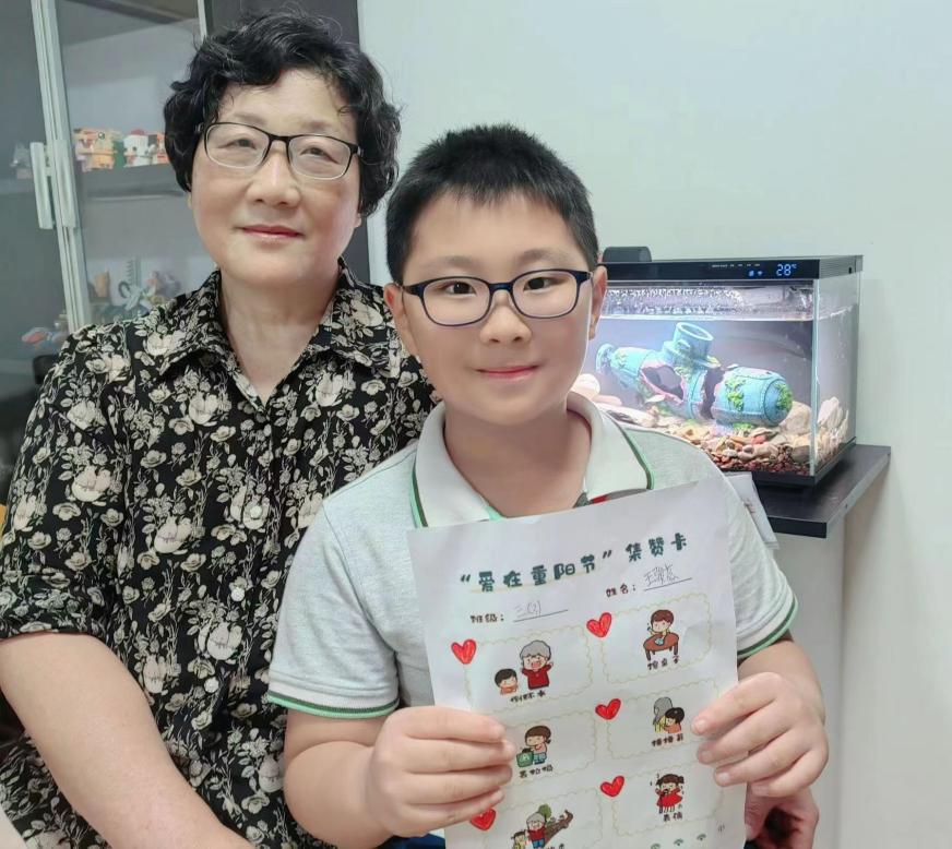 【养正颐小·德育】白发染双鬓，重阳寄深情_html_41d5ea53.jpg