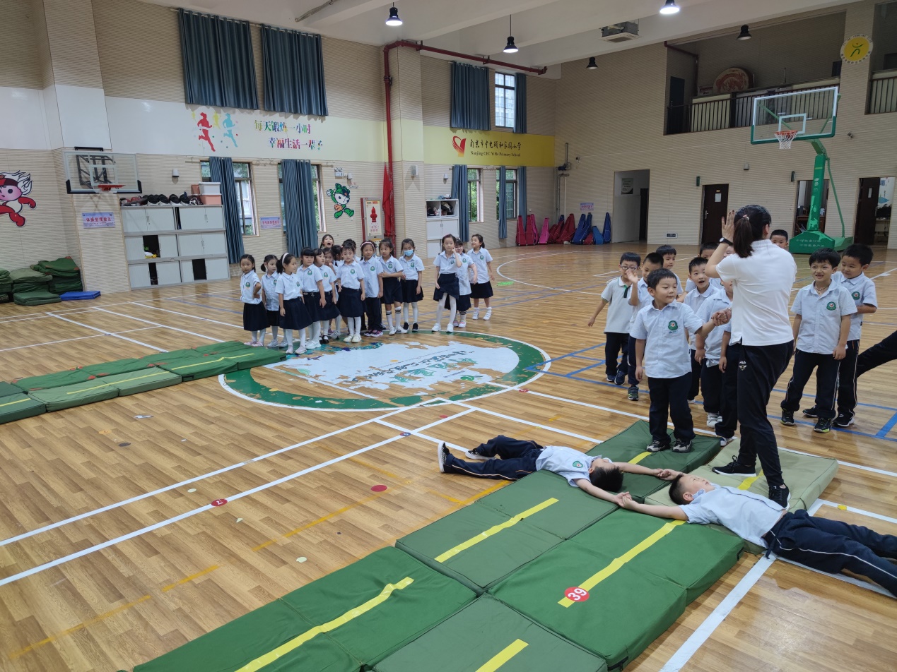 【养正颐小&middot;教学】健身趣味爬 萌娃笑哈哈——中电颐和家园小学综合组第三次教研活动_html_4d42e978.jpg