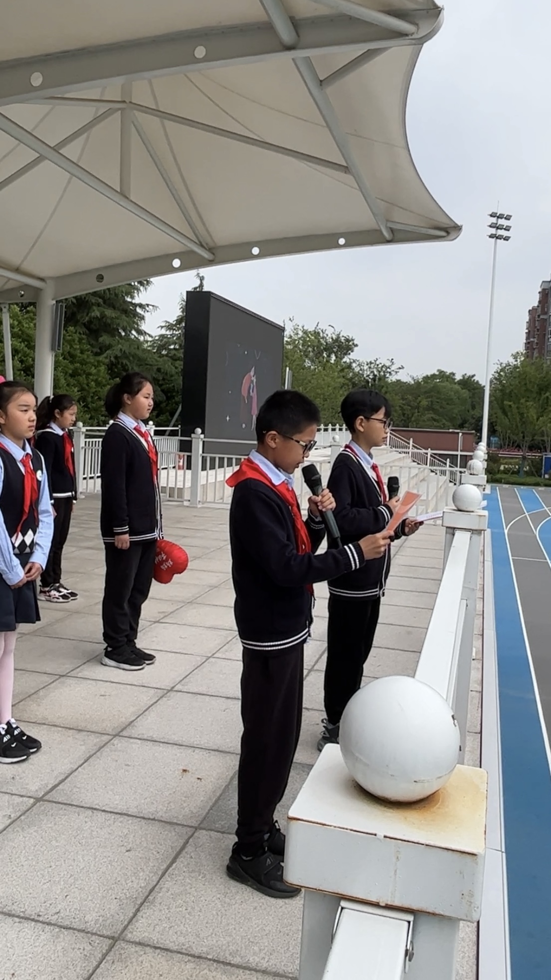 五6升旗仪式新闻稿5.8_html_49d7dd39.jpg