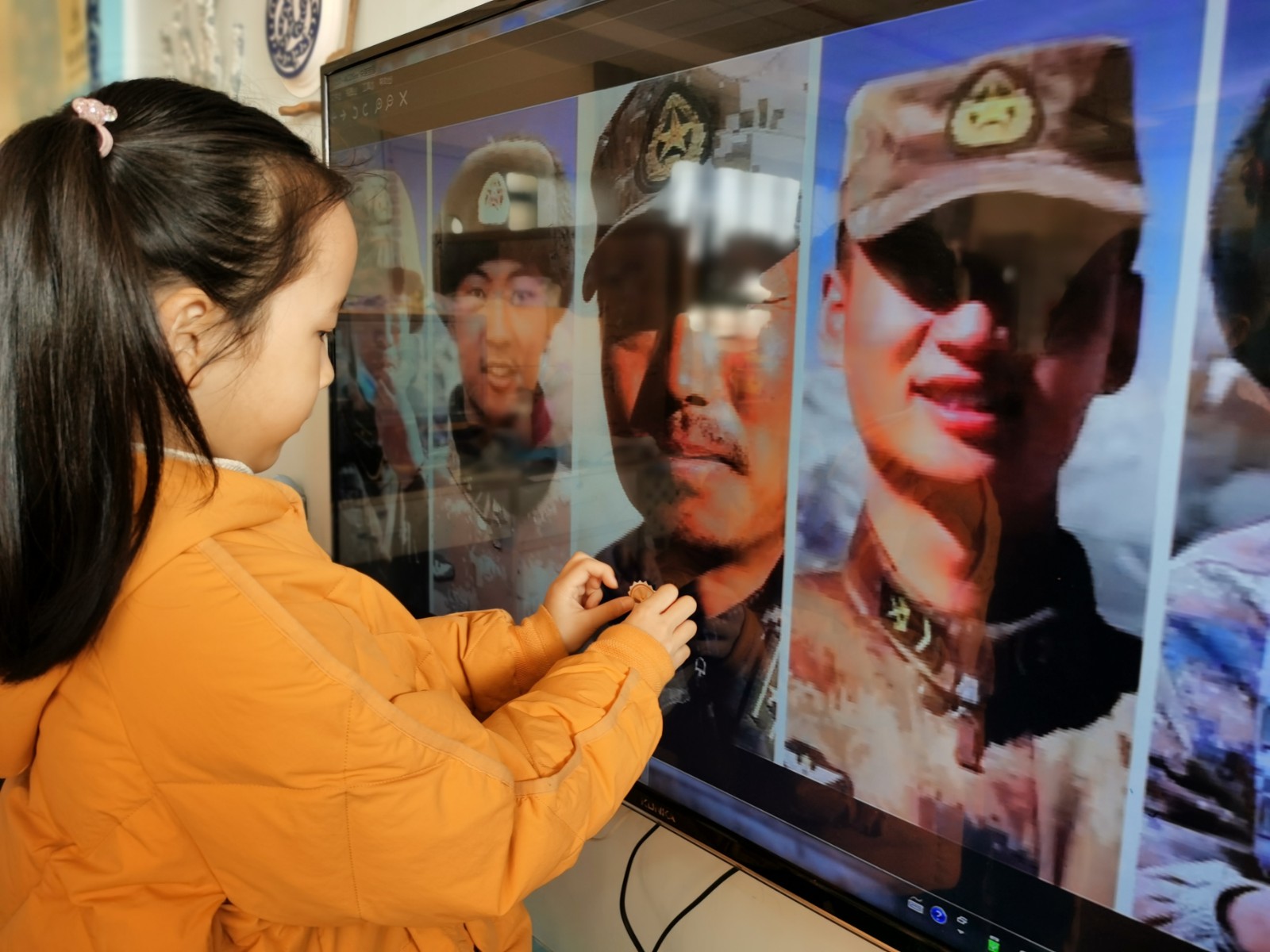 致敬戍边英雄,为英雄佩戴荣誉勋章 (1).jpg