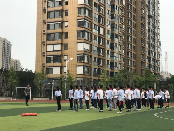 青秀城小学综合组体育校本研修简报 _html_53ee5fe1.jpg