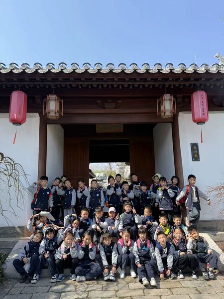2025.3.24-叶梦瑶-【大爱青秀·德育】揽韵园博园，寻春栖霞山(1)_html_6ad9e41d.jpg