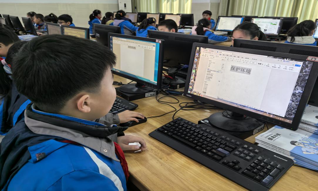 【大爱青秀·教学】课堂展风采 教研促成长 ——记青秀城小学信息校本研修活动_html_6272c242.jpg