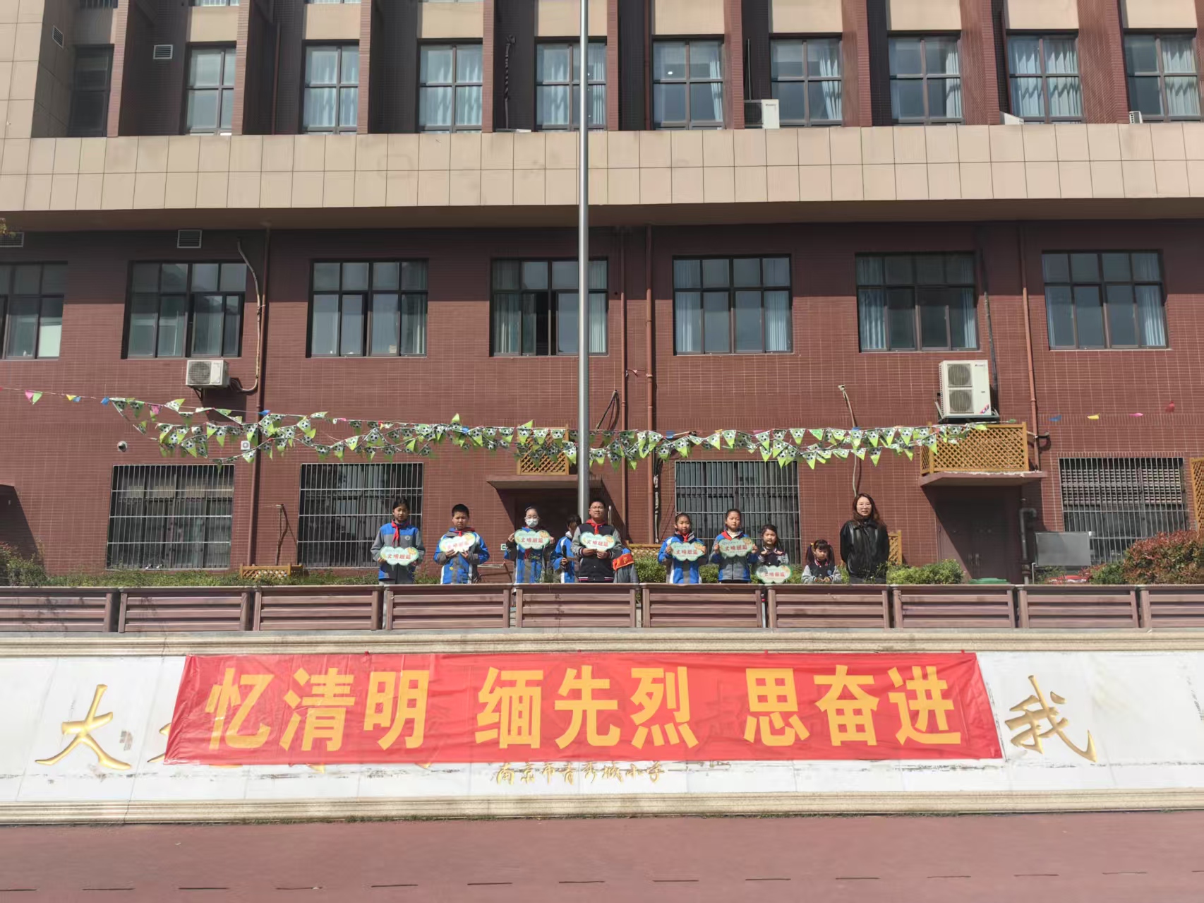 2025.3.31-顾璎-五4升旗仪式新闻稿doc_html_m3220bcdf.jpg
