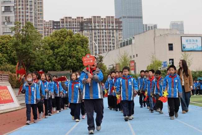 青春跃动绿茵 路队绽放风采——南京市青秀城小学第五届“校长杯”校园足球班级联赛开幕式暨“美丽路队”比赛_html_m20c9fff4.jpg