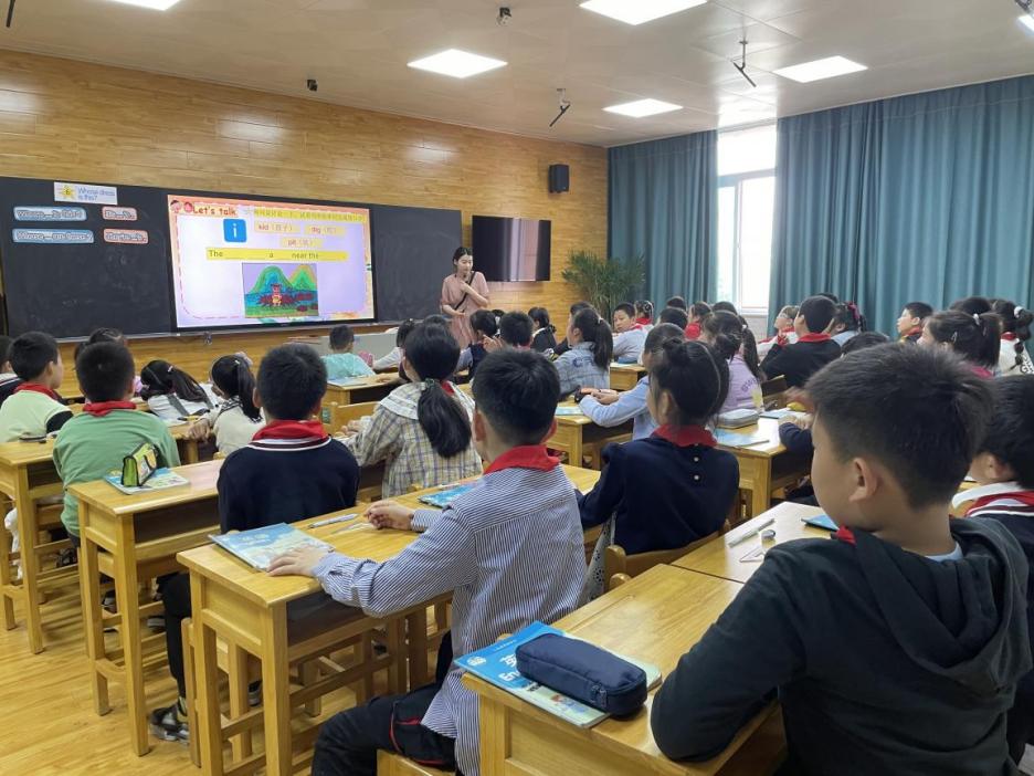 【大爱青秀】在情境中启发学生自由表达