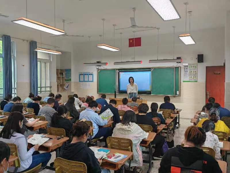 聚力护成长  携手育暖阳 家长会新闻_html_m462d21cb.jpg