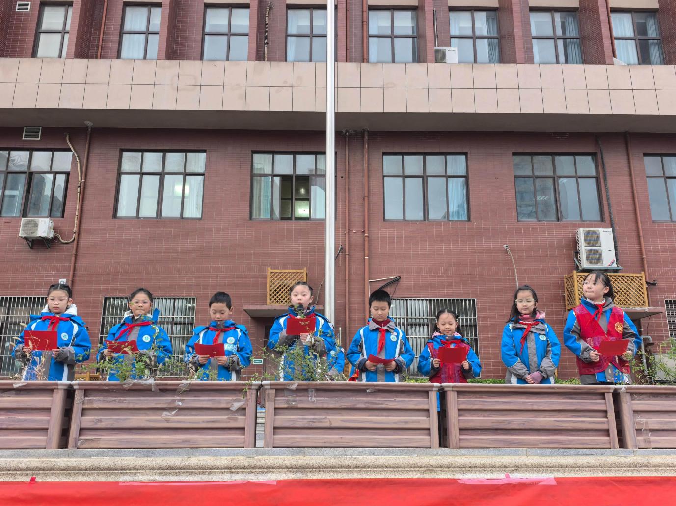 2025.11.18-支丽娟【大爱青秀 记忆德育】礼仪之花常绽放,文明新风拂心田——南京市青秀城小学第十二周升旗仪式_html_m6ab422a0.jpg