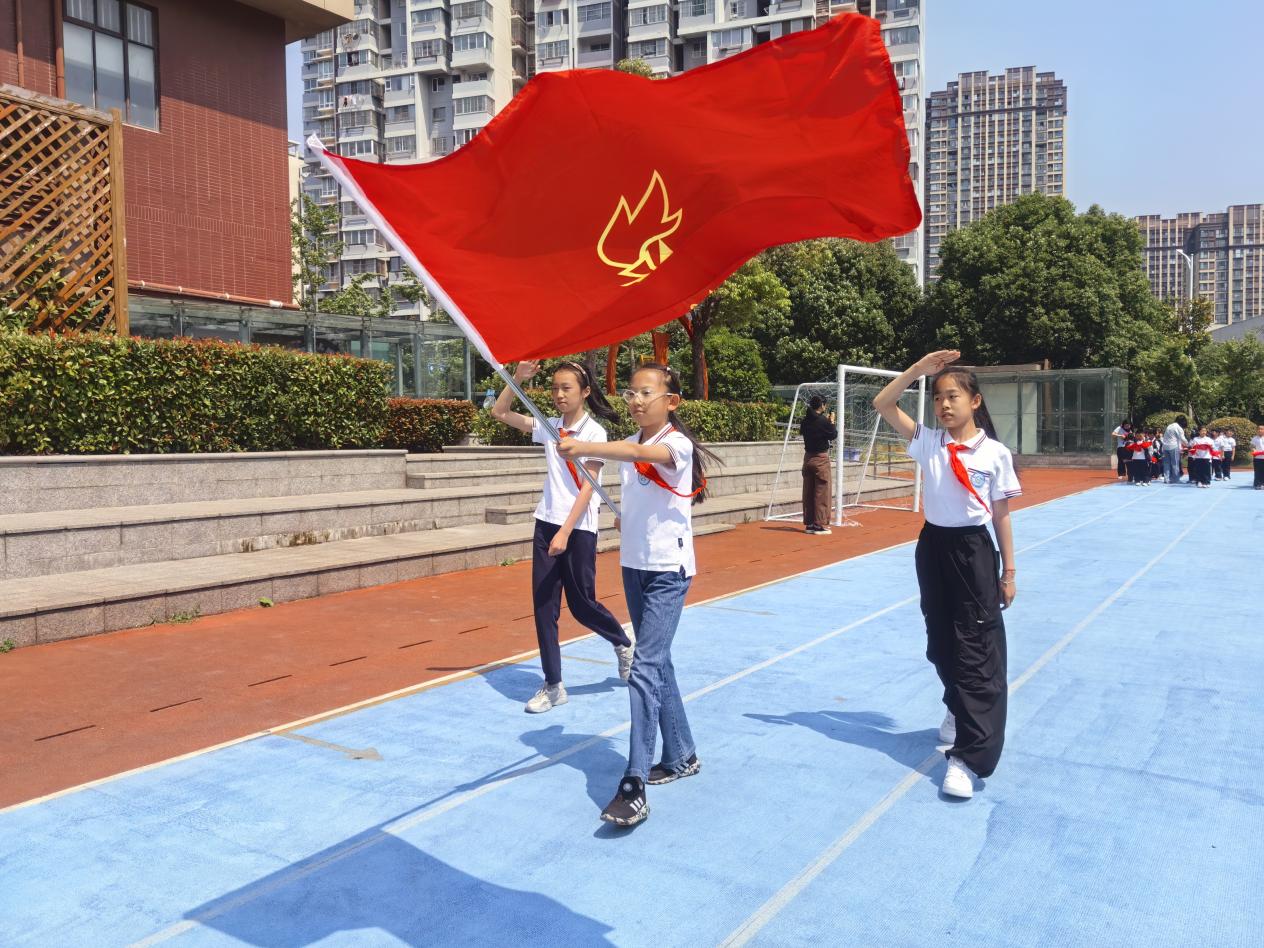 2025.5.26-黄若萱-【大爱青秀&middot;记忆德育】一年级首批少先队员入队仪式_html_m1d76b9c0.jpg