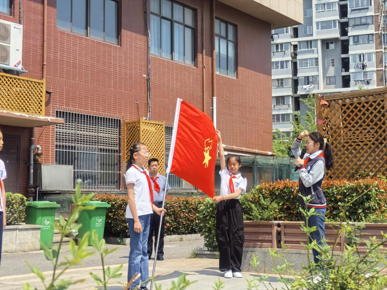 2025.5.26-黄若萱-【大爱青秀&middot;记忆德育】一年级首批少先队员入队仪式_html_m7fff9e16.jpg