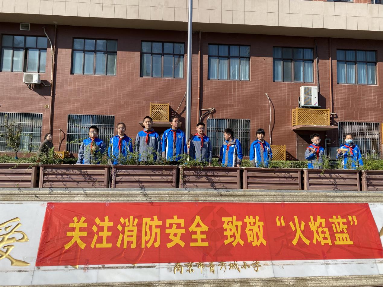 张琰-2023.11.13第十一周五2班升旗_html_5edc3739.jpg
