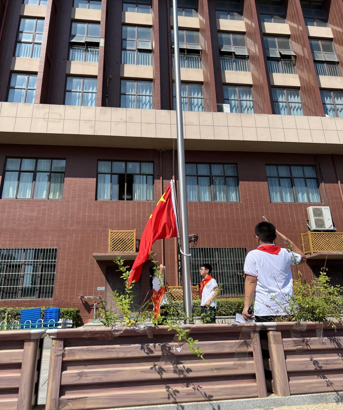 2025.09.15黄姝涵-六3升旗_html_m4ad0e8bc.jpg