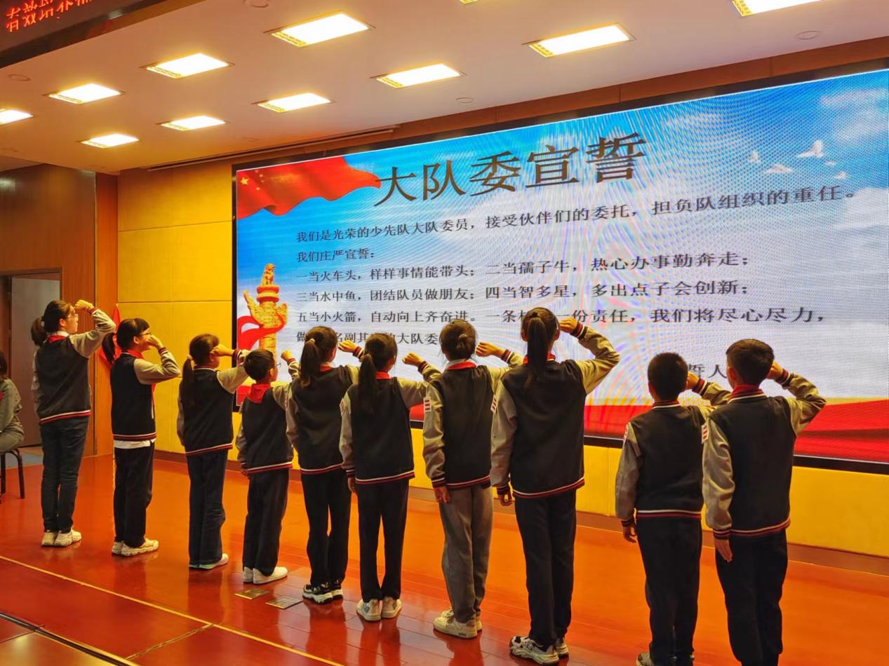【大爱青秀&middot;少先队】红领巾爱祖国——青小第六次少代会暨二年级第二批次入队仪式(1)_html_6d1a6df9.jpg