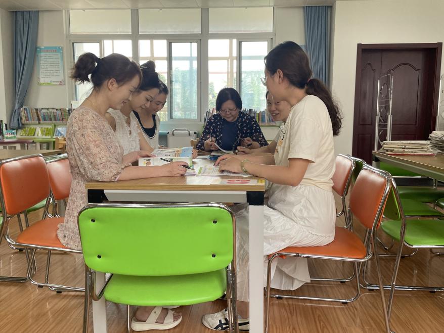 20240901【大爱青秀】集体备课谋新策，同心协力启新篇——记青秀城小学英语集体备课（一）_html_m2702e31b.jpg