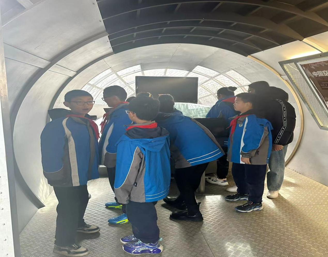 【大爱青秀·少先队】五4中队 缅怀航空英烈，寻访伟大成就_html_1c7b5397.jpg