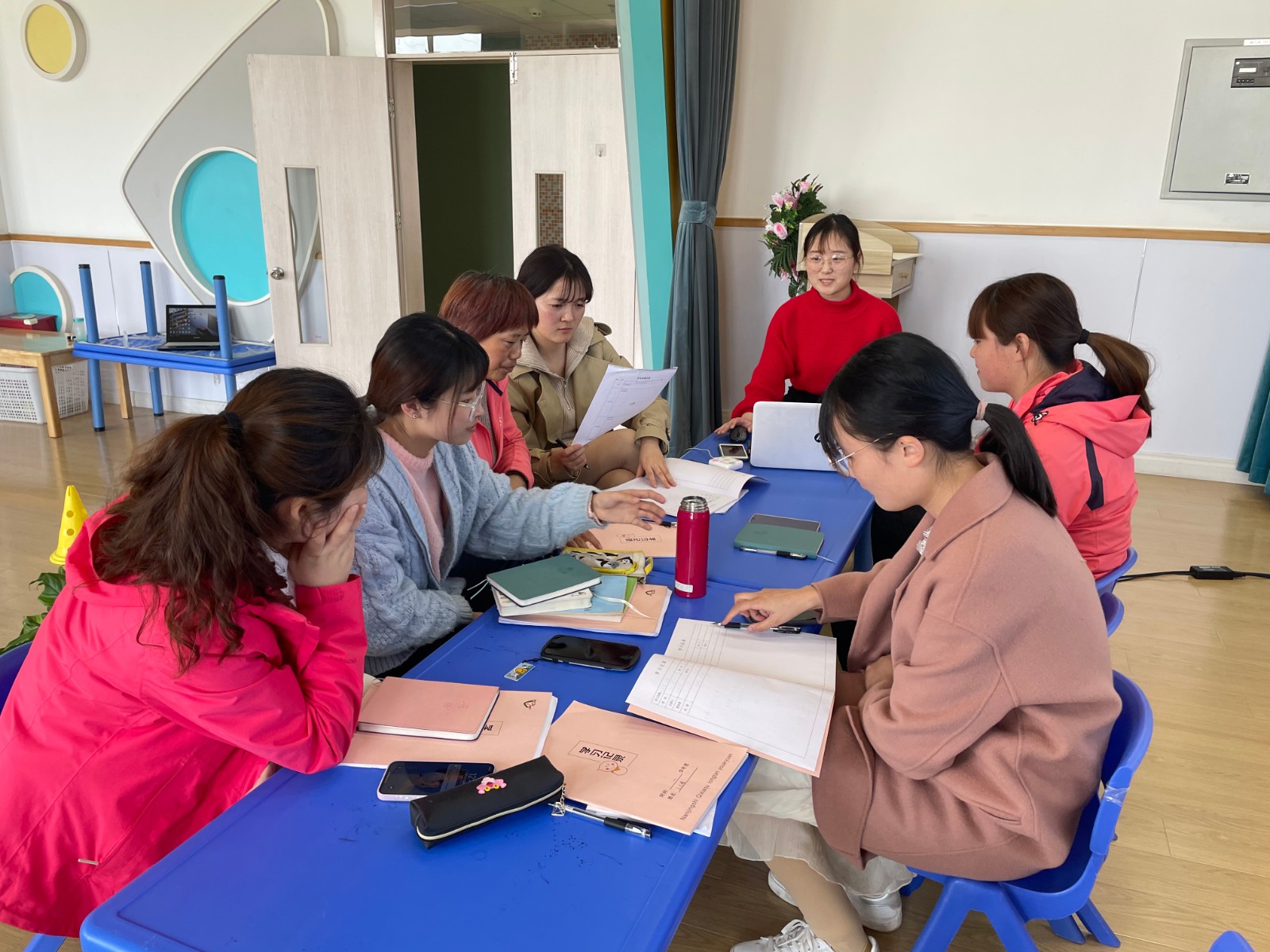 【乐活龙幼】关注美工材料，聚焦儿童发展——记龙潭幼儿园龙岸二园环创组教研活动