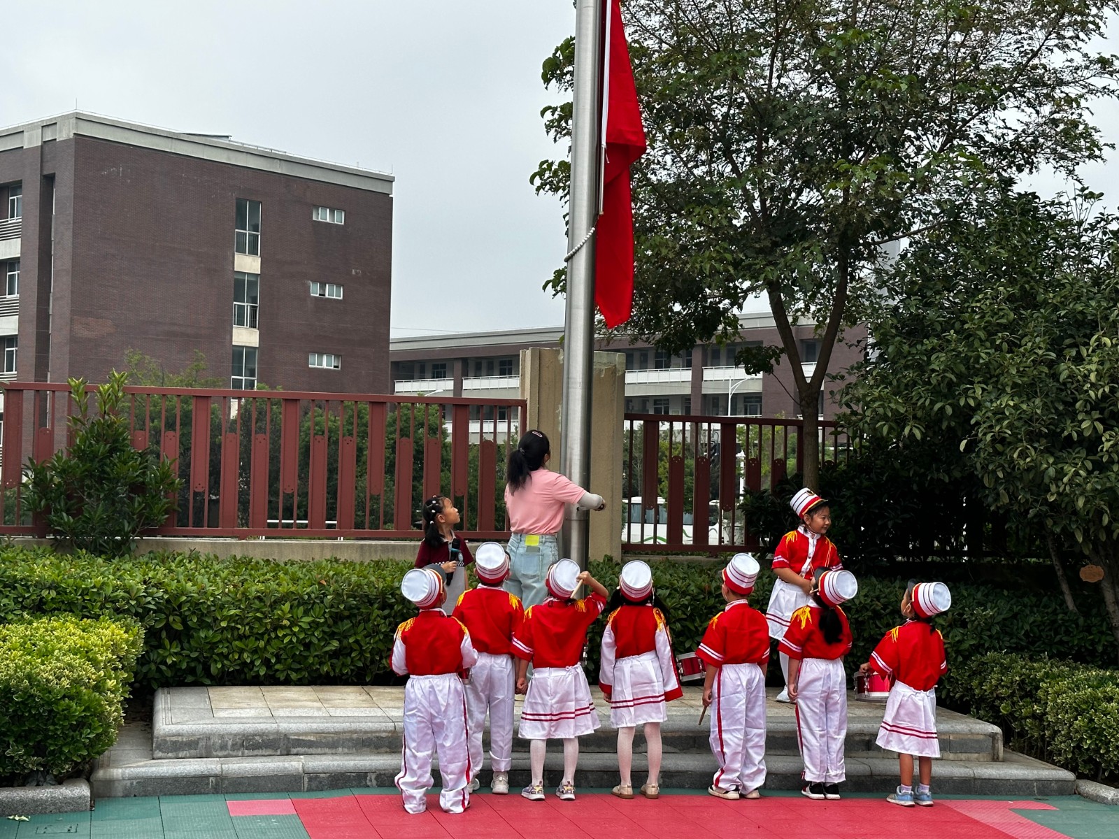 【乐活龙幼·安全第一】“幼”见美好，安全随行 ——龙潭幼儿园龙岸二园新学期升旗仪式