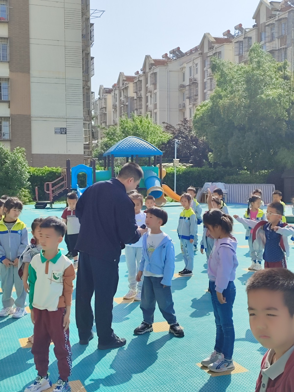 【乐活龙幼·安全第一】法治相伴，安全“童”行 ——记龙潭幼儿园法治副校长国旗下讲话活动