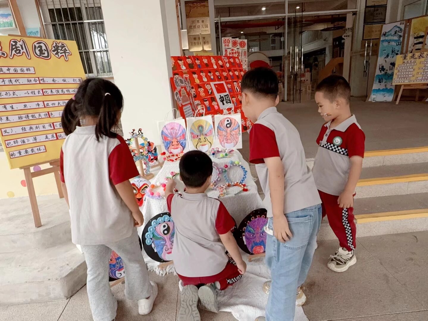 【乐活龙幼·乐享童年】童心绘山河，礼赞中国红——记龙潭幼儿园龙景分园“我和祖国共成长”作品展活动